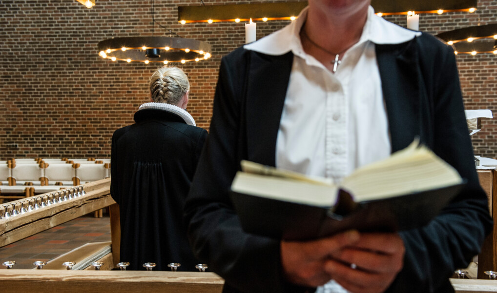 Præst og kirketjener