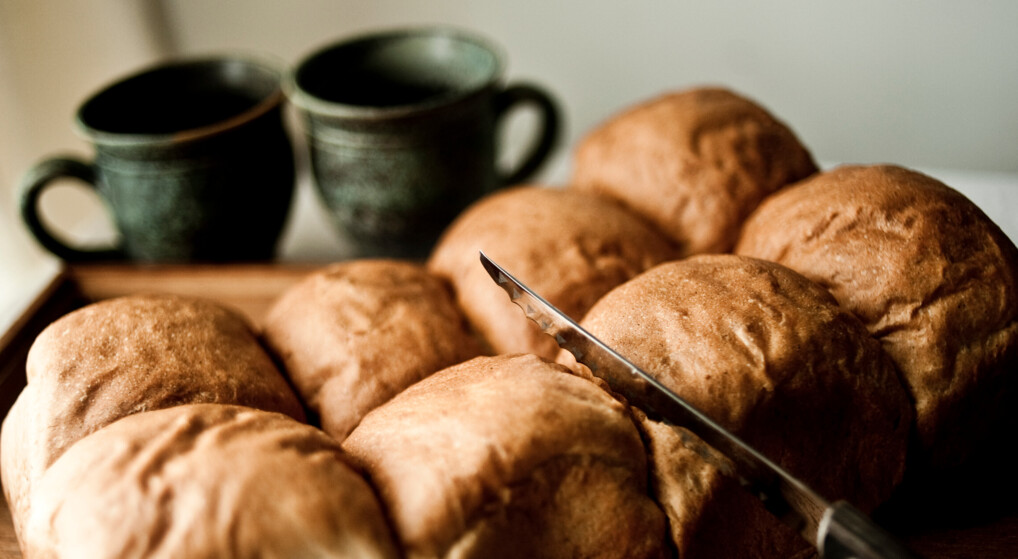 Dekorativt foto af hvedeknopper med to kaffekopper i baggrunden