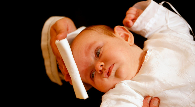 Dåb8 Baby bliver døbt